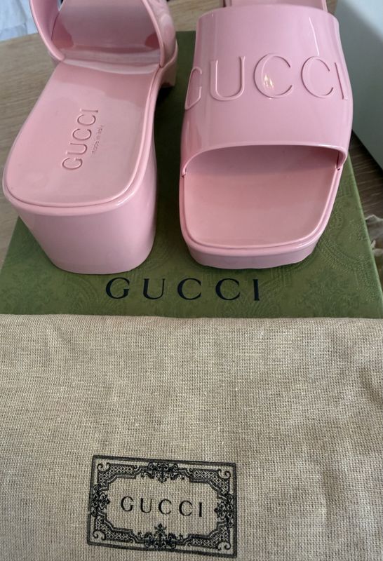 102612- GUCCI Rubber Sandal