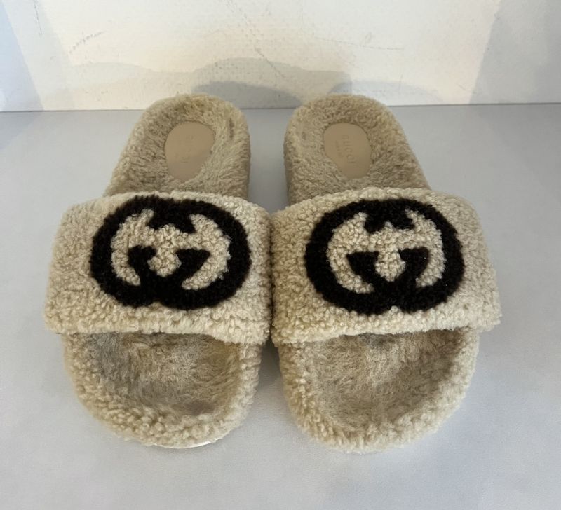 101937 - Gucci Shearling sandal