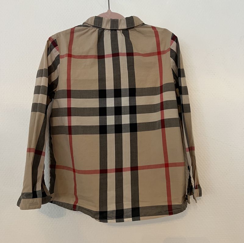 101941 - Burberry bluse (jente)