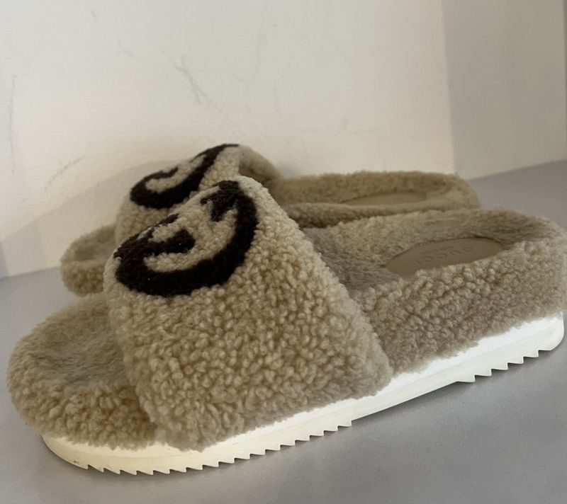 101937 - Gucci Shearling sandal